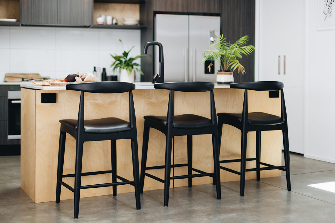 Elbow Barstool Black Oak Black PU Seat